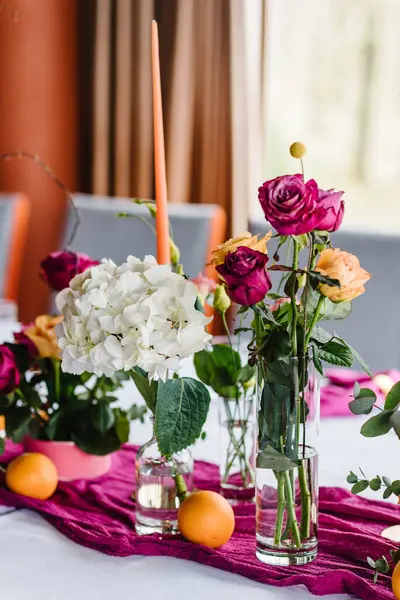Díszítés Rózsaszín Narancs Virágok Rózsa Gyertyák Gyümölcs Születésnapi Party Esküvői Jogdíjmentes Stock Fotók