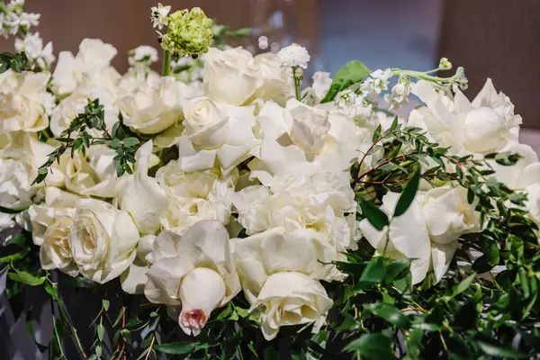 Finom Fehér Rózsa Virágok Kompozíció Másolási Hellyel Puha Homályos Virágok Stock Kép