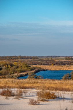 Arka planda nehir ve göl olan güzel bir manzara.