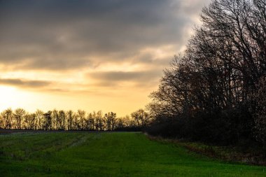 Gölün üzerinde güzel bir gün batımı