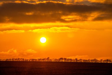 Denizin üzerinde güzel bir gün batımı