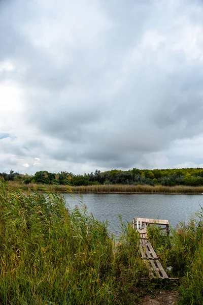 川や湖のある美しい風景 — ストック写真