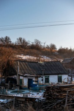 Köydeki eski ahşap ev.