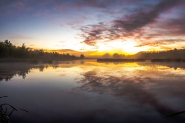 Gölün üzerinde güzel bir gün batımı