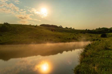 Gölün üzerinde güzel bir gün batımı