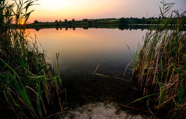 Gölün üzerinde güzel bir gün batımı
