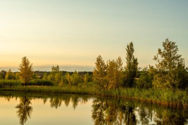 Gölün üzerinde güzel bir gün batımı