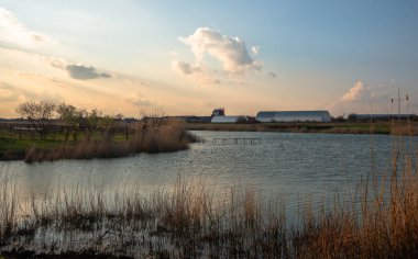 Gölün üzerinde güzel bir gün batımı