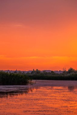 Gölün üzerinde güzel bir gün batımı