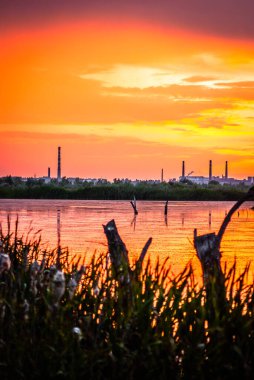 Gölün üzerinde güzel bir gün batımı