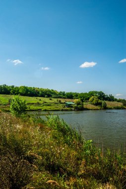 Göl ve mavi gökyüzü ile güzel bir manzara.