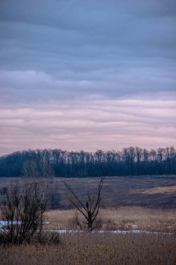 Gölün üzerinde güzel bir gün batımı