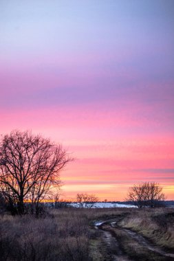 Akşamları gölün üzerinde gün batımı