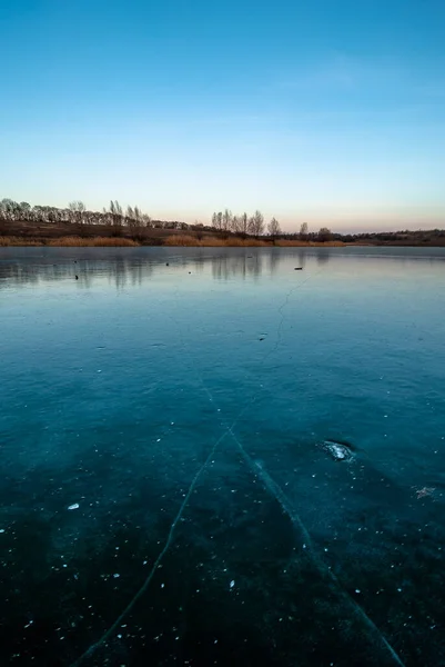 Ghiacciato Lago Ghiacciato Con Cielo Azzurro Inverno — Foto Stock