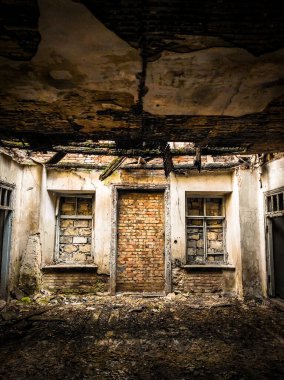 Köyde bina terk edilmiş