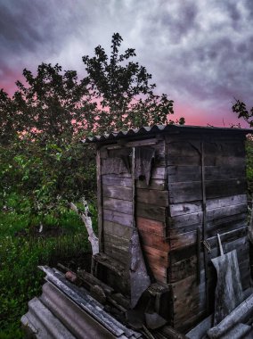 Şehirde terk edilmiş eski bir ev.