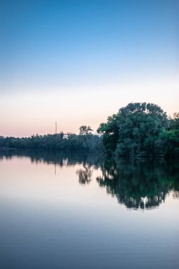 Nehirde güzel bir gün batımı