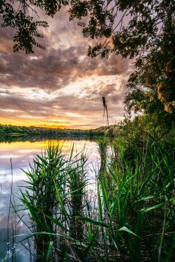 Gölün üzerinde güzel bir gün batımı