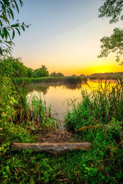 nehre güzel gündoğumu.