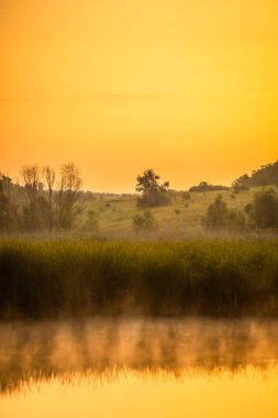 Nehrin üzerinde gün batımı.