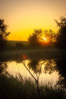 Gölün üzerinde güzel bir gün batımı