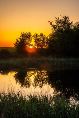 Yansımalı bir gölde gün doğumu
