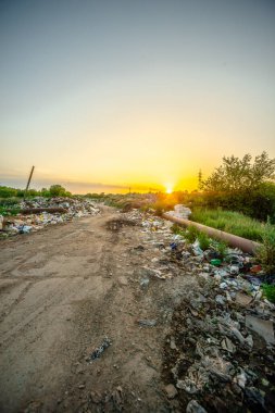 Akşam kırsaldaki bir yolun dikey fotoğrafı.