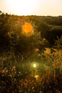 Dağın üzerinden gün batımı.