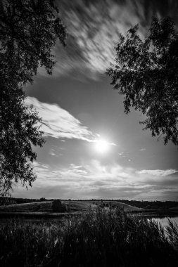 Tarlada güzel bir gün batımı
