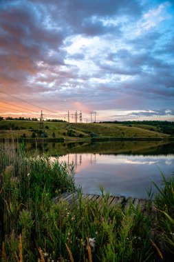Gölün üzerinde güzel bir gün batımı