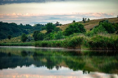Akşamları güzel bir nehir manzarası.