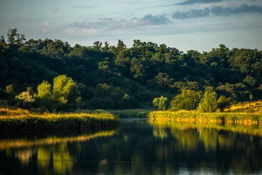 Gölün üzerinde güzel bir gün batımı