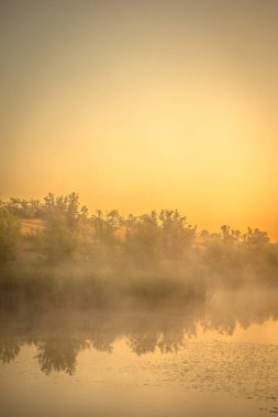 Gölde güzel bir gün doğumu. Sabah manzarası.
