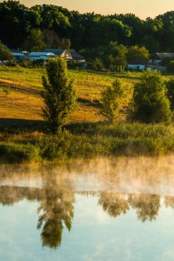 Kırsalda bir nehirde sabah sisi