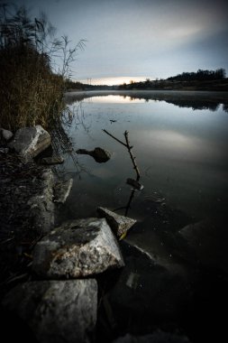 Gölün üzerinde güzel bir gün batımı