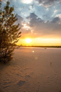 Denizin üzerinde güzel bir gün batımı
