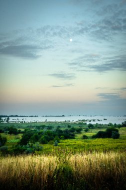 Gölün üzerinde güzel bir gün batımı
