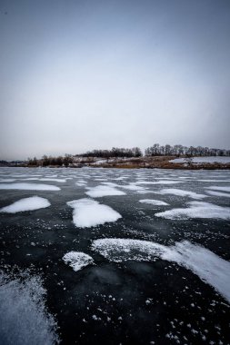 Kışın buz ve göl