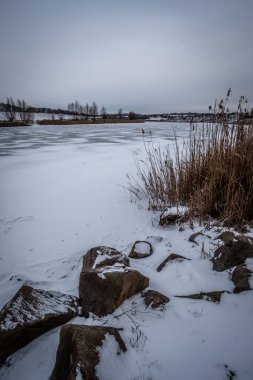 Güzel kış manzara donmuş nehir ile.