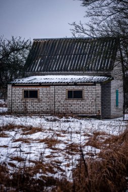 Kışın ormanda terk edilmiş bir bina.