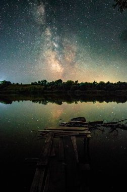 Gölün üzerinde samanyolu