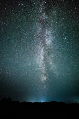 Samanyolu ve gece gökyüzündeki yıldızlar Samanyolu ile