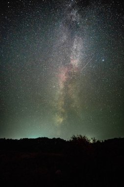 Samanyolu ve galaksi bir gece arka planında
