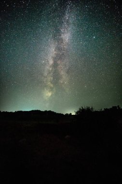 Gece gökyüzünde Samanyolu Galaksisi