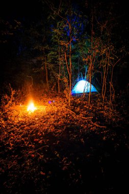 Karanlıkta kamp ateşi