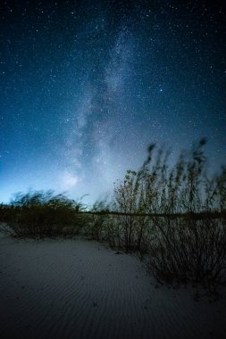 Gece kum tepelerinin üzerinde Samanyolu.