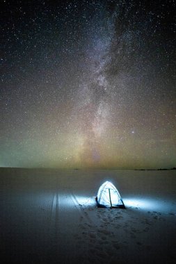 Samanyolu göl kıyısında, gece gökyüzünde.