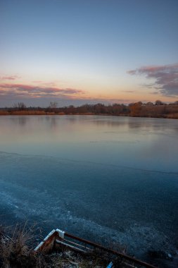 Kışın donmuş göl