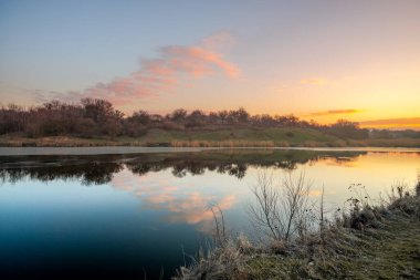 Göl üzerinde renkli günbatımı