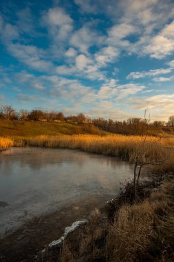 Nehir ve gölü olan güzel bir manzara.